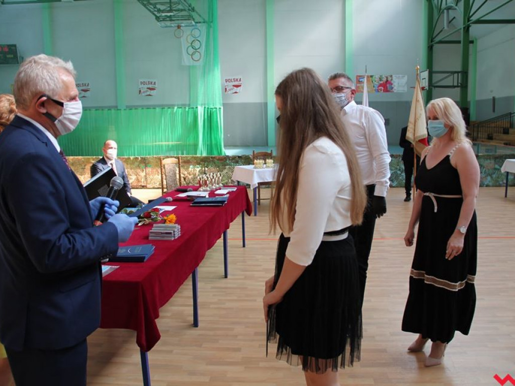 Nietypowy koniec roku szkolnego. Uroczyście w szkołach pożegnano tylko ósme klasy
