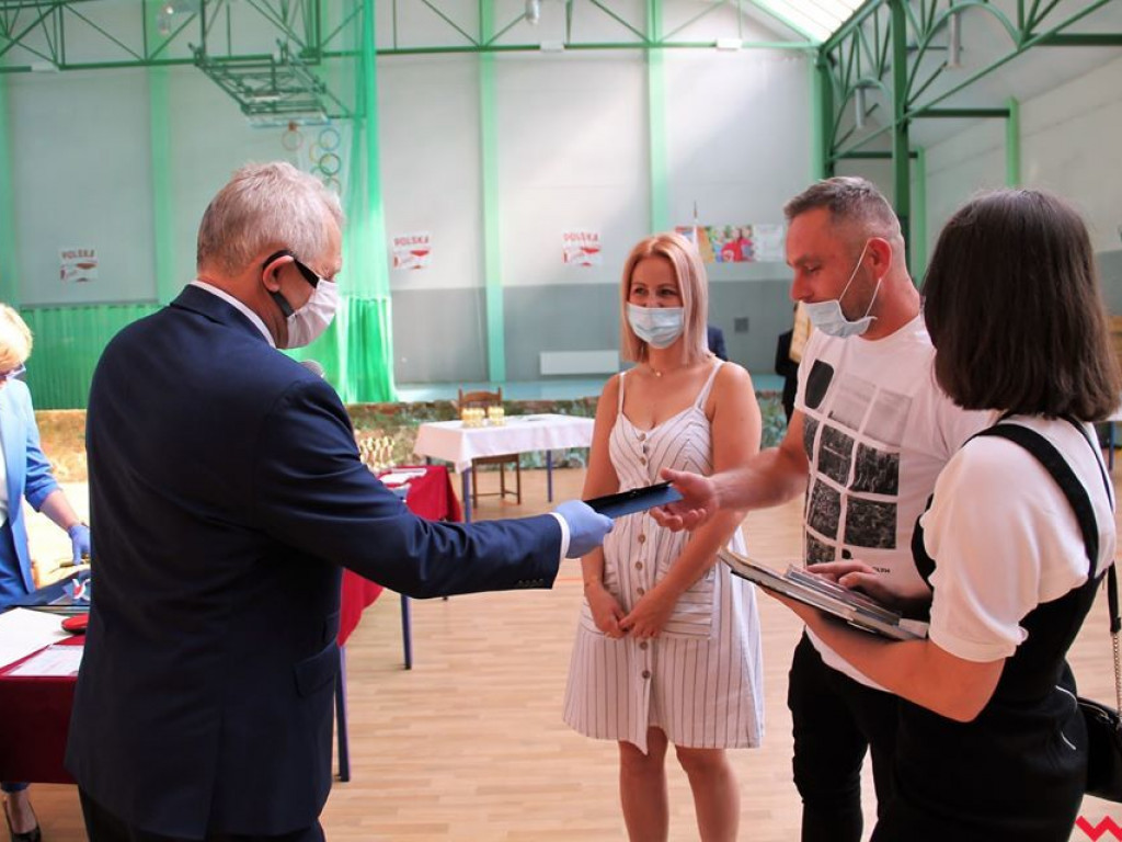 Nietypowy koniec roku szkolnego. Uroczyście w szkołach pożegnano tylko ósme klasy