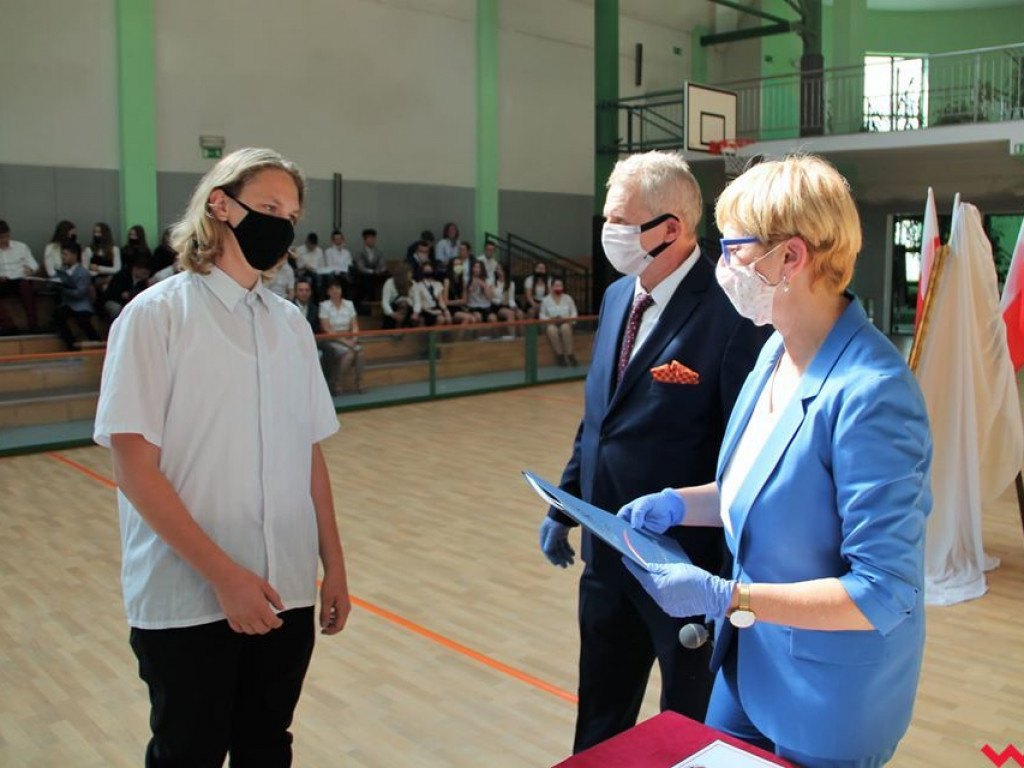 Nietypowy koniec roku szkolnego. Uroczyście w szkołach pożegnano tylko ósme klasy