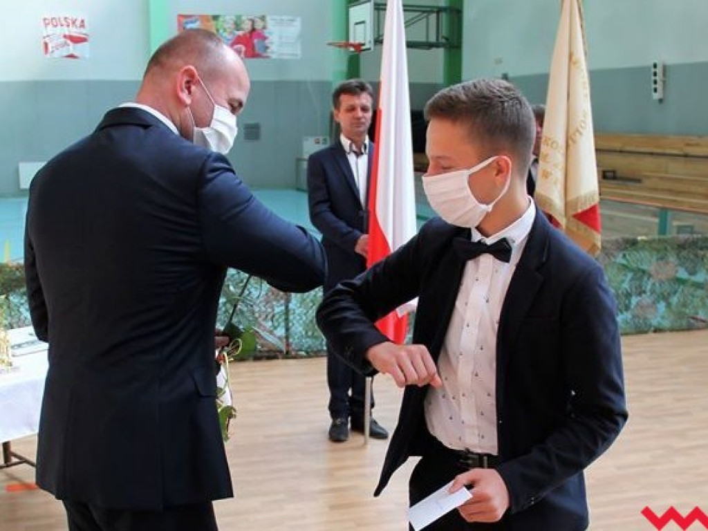 Nietypowy koniec roku szkolnego. Uroczyście w szkołach pożegnano tylko ósme klasy