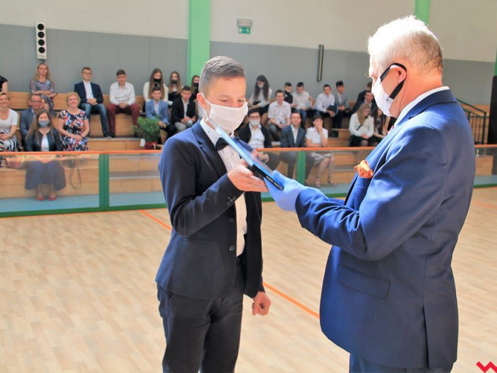 Nietypowy koniec roku szkolnego. Uroczyście w szkołach pożegnano tylko ósme klasy