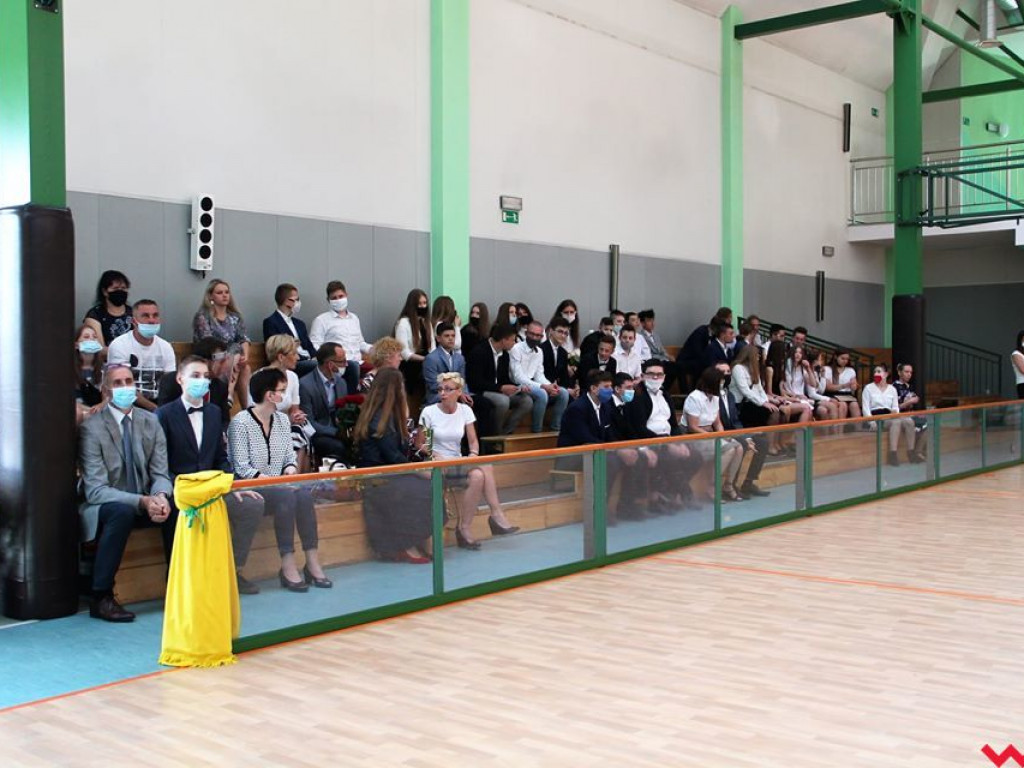 Nietypowy koniec roku szkolnego. Uroczyście w szkołach pożegnano tylko ósme klasy