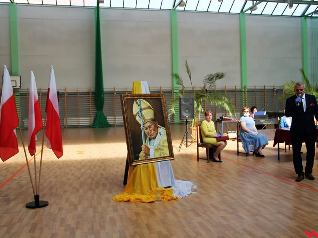 Nietypowy koniec roku szkolnego. Uroczyście w szkołach pożegnano tylko ósme klasy