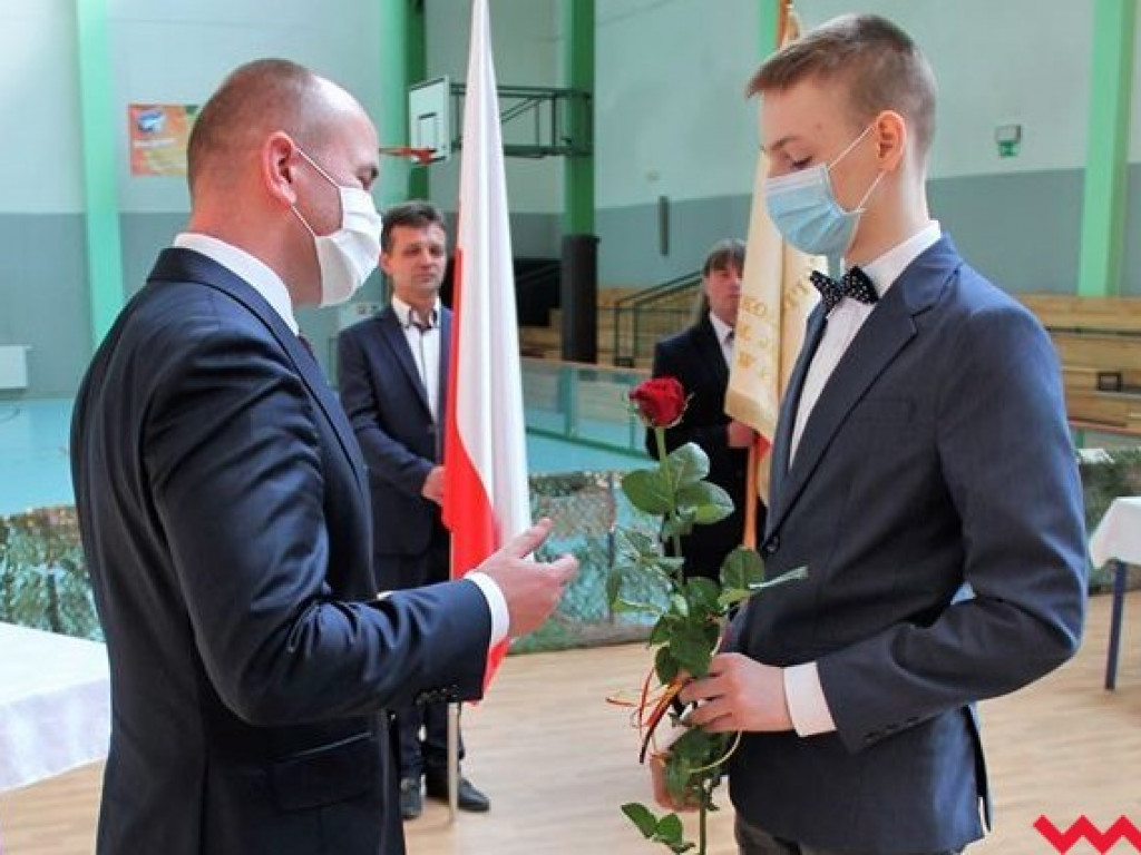 Nietypowy koniec roku szkolnego. Uroczyście w szkołach pożegnano tylko ósme klasy