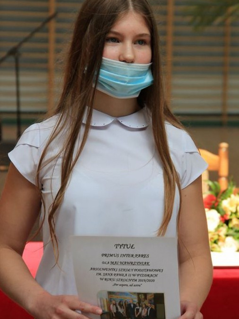 Nietypowy koniec roku szkolnego. Uroczyście w szkołach pożegnano tylko ósme klasy