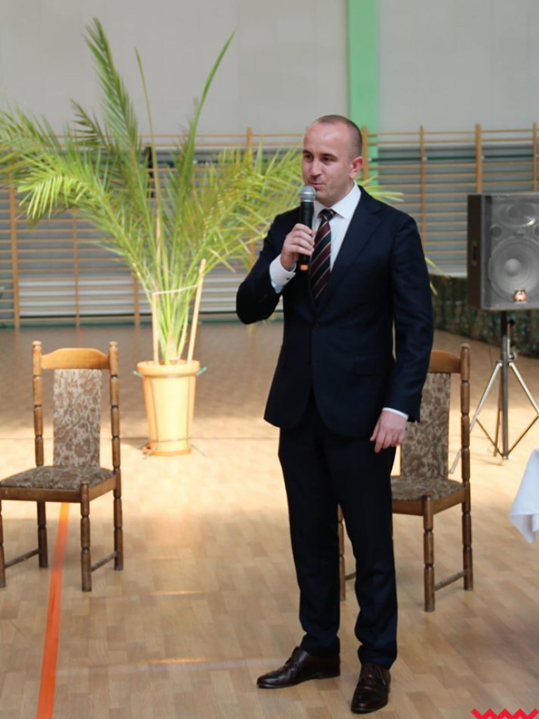 Nietypowy koniec roku szkolnego. Uroczyście w szkołach pożegnano tylko ósme klasy