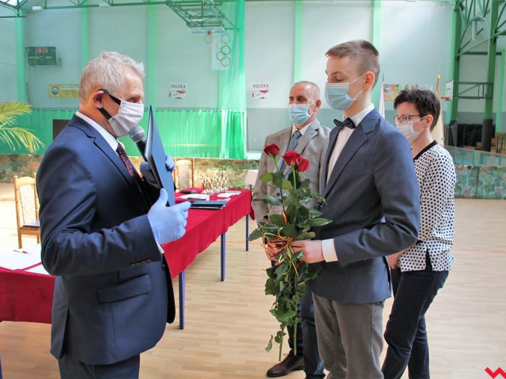 Nietypowy koniec roku szkolnego. Uroczyście w szkołach pożegnano tylko ósme klasy