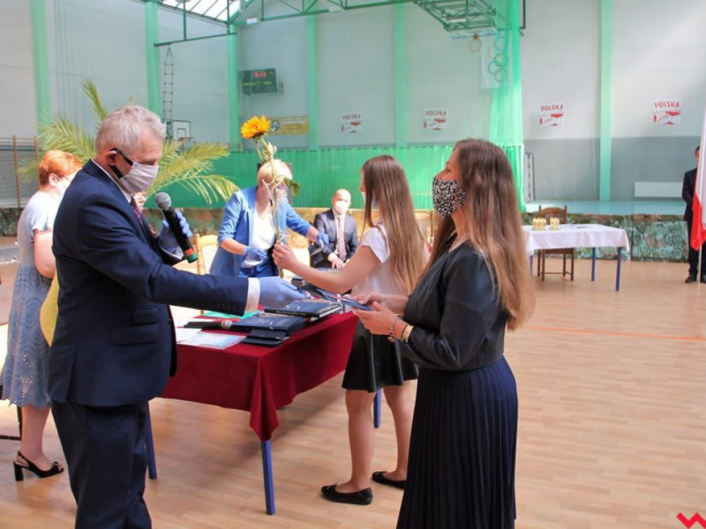 Nietypowy koniec roku szkolnego. Uroczyście w szkołach pożegnano tylko ósme klasy