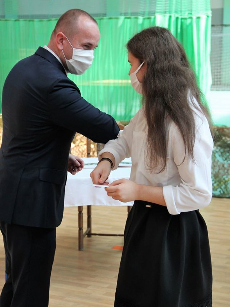 Nietypowy koniec roku szkolnego. Uroczyście w szkołach pożegnano tylko ósme klasy