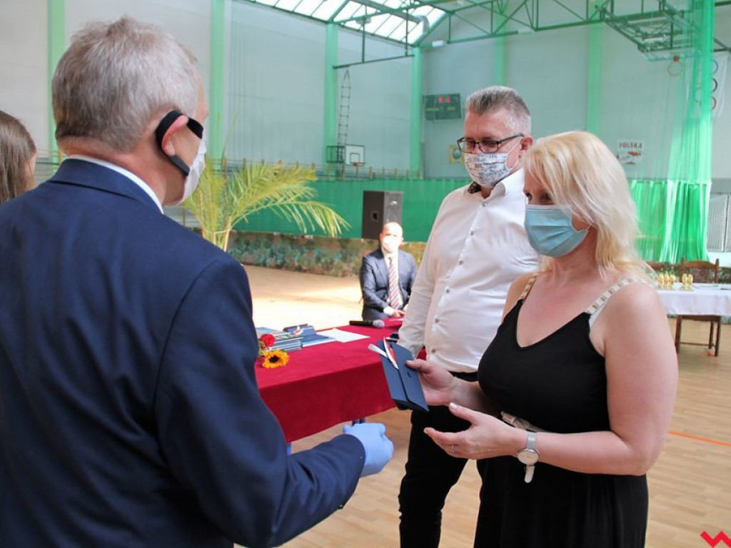 Nietypowy koniec roku szkolnego. Uroczyście w szkołach pożegnano tylko ósme klasy