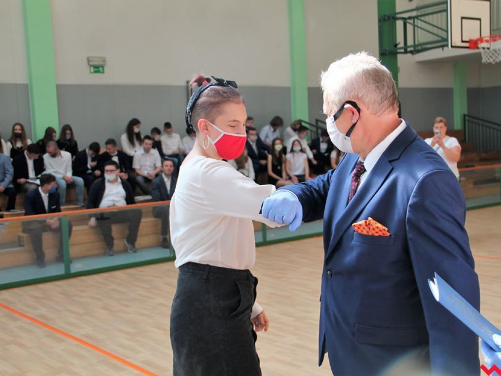 Nietypowy koniec roku szkolnego. Uroczyście w szkołach pożegnano tylko ósme klasy