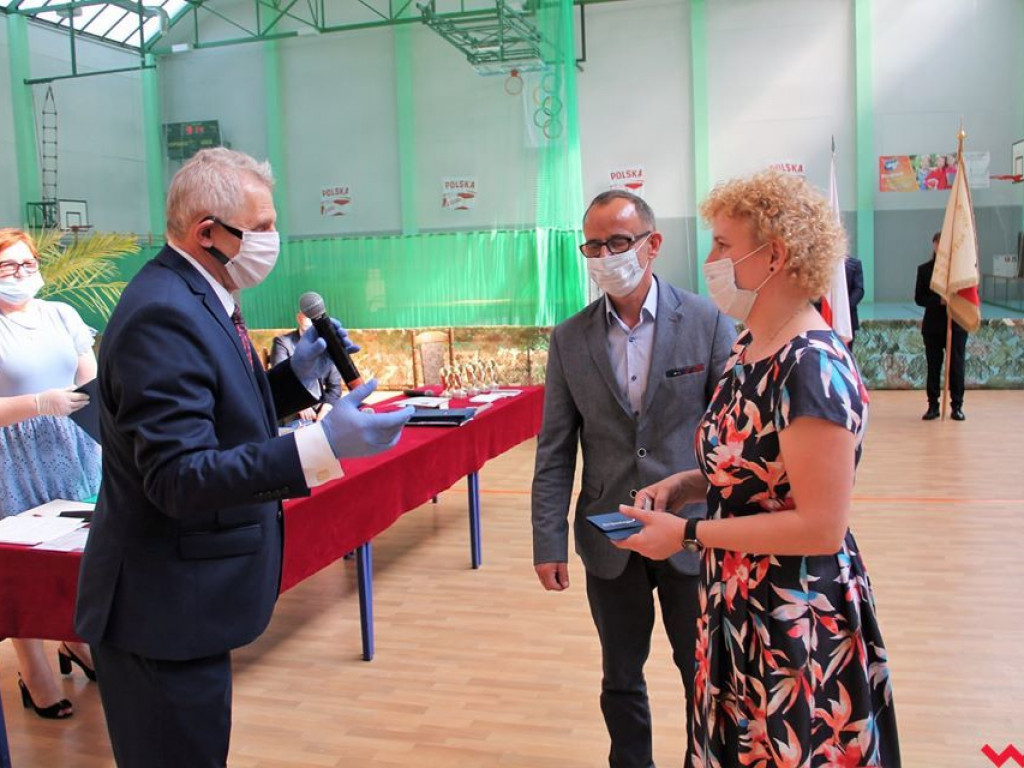 Nietypowy koniec roku szkolnego. Uroczyście w szkołach pożegnano tylko ósme klasy