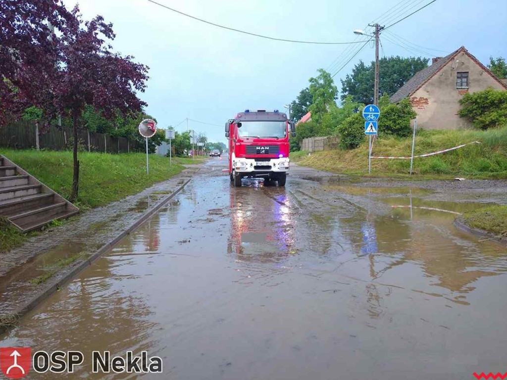 Zalało drogi i prywatne posesje. Strażacy mieli co robić po ulewie
