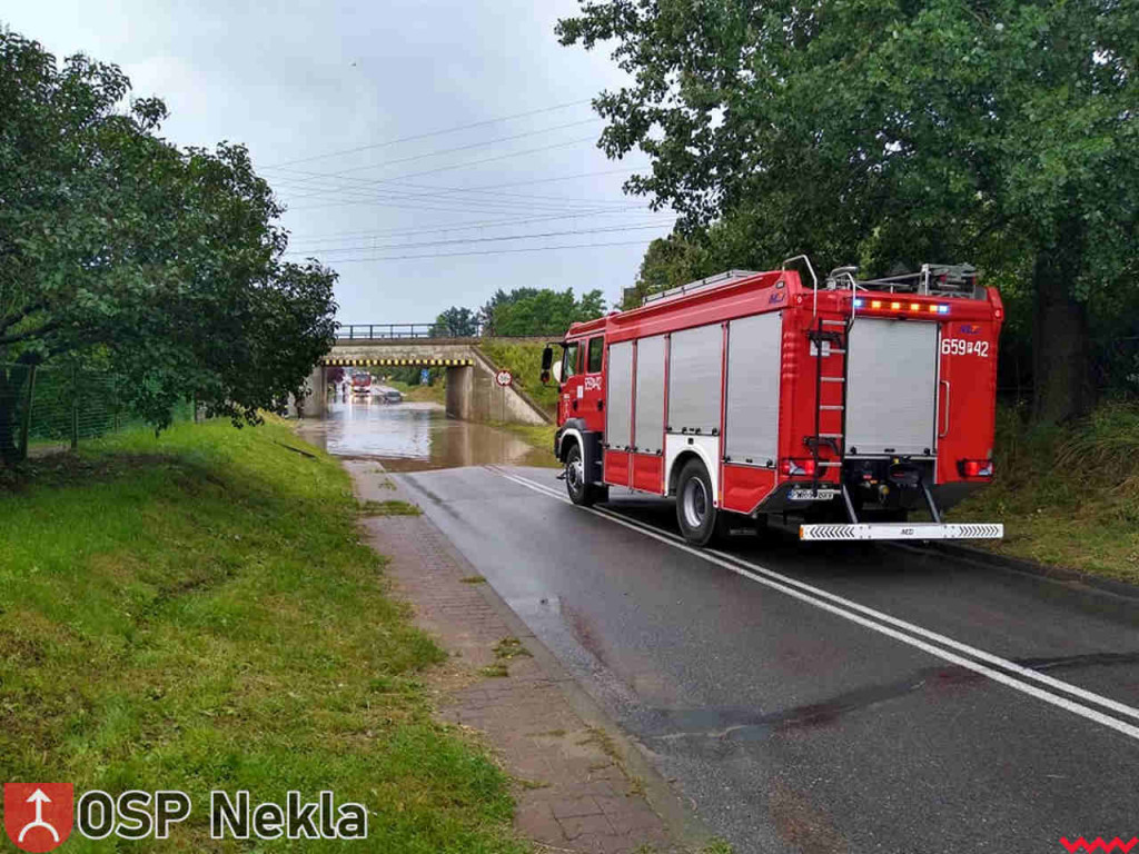Zalało drogi i prywatne posesje. Strażacy mieli co robić po ulewie