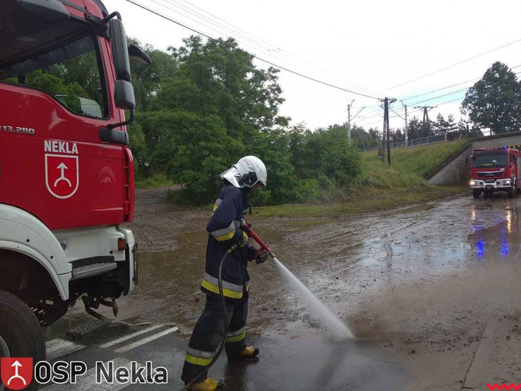 Zalało drogi i prywatne posesje. Strażacy mieli co robić po ulewie