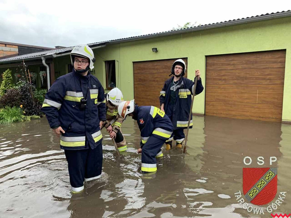 Zalało drogi i prywatne posesje. Strażacy mieli co robić po ulewie