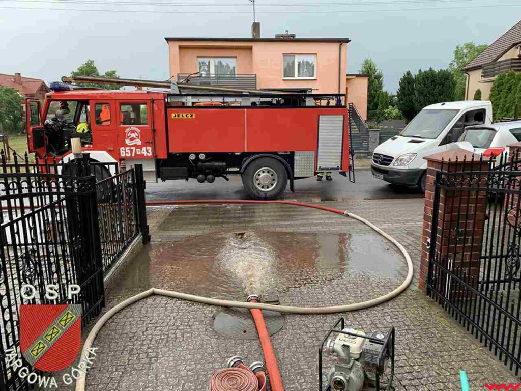 Zalało drogi i prywatne posesje. Strażacy mieli co robić po ulewie