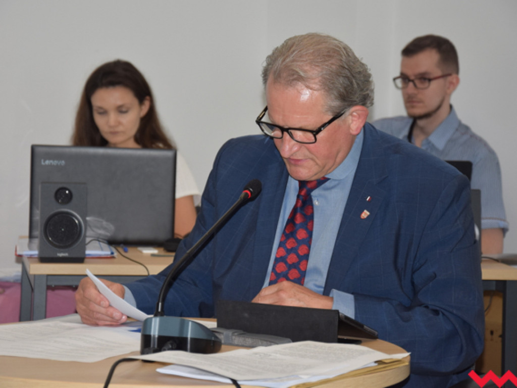 Nietuzinkowa inżynieria finansowa czy kreatywna księgowość? Burzliwe obrady rady powiatu