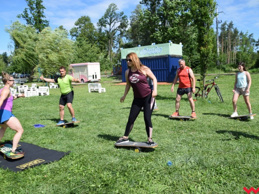 Trickboardy i pilates nad zalewem Lipówka. Udany start projektu wrzesińskich instruktorek
