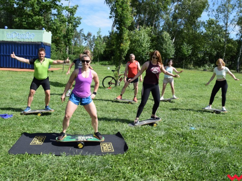 Trickboardy i pilates nad zalewem Lipówka. Udany start projektu wrzesińskich instruktorek