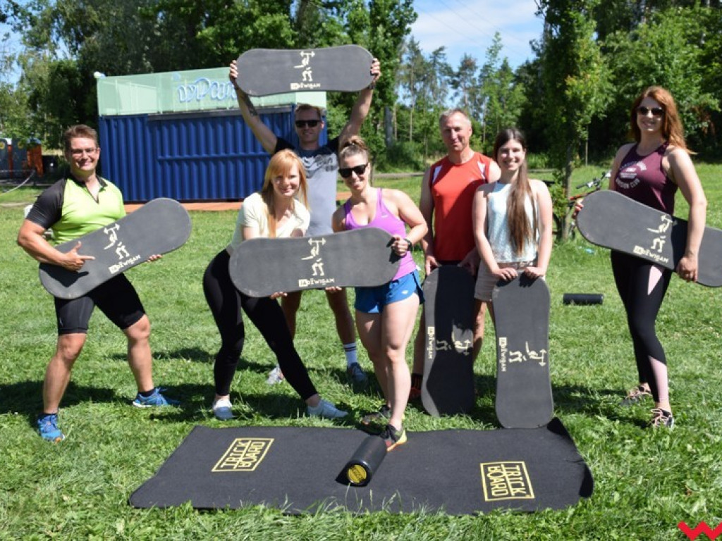 Trickboardy i pilates nad zalewem Lipówka. Udany start projektu wrzesińskich instruktorek
