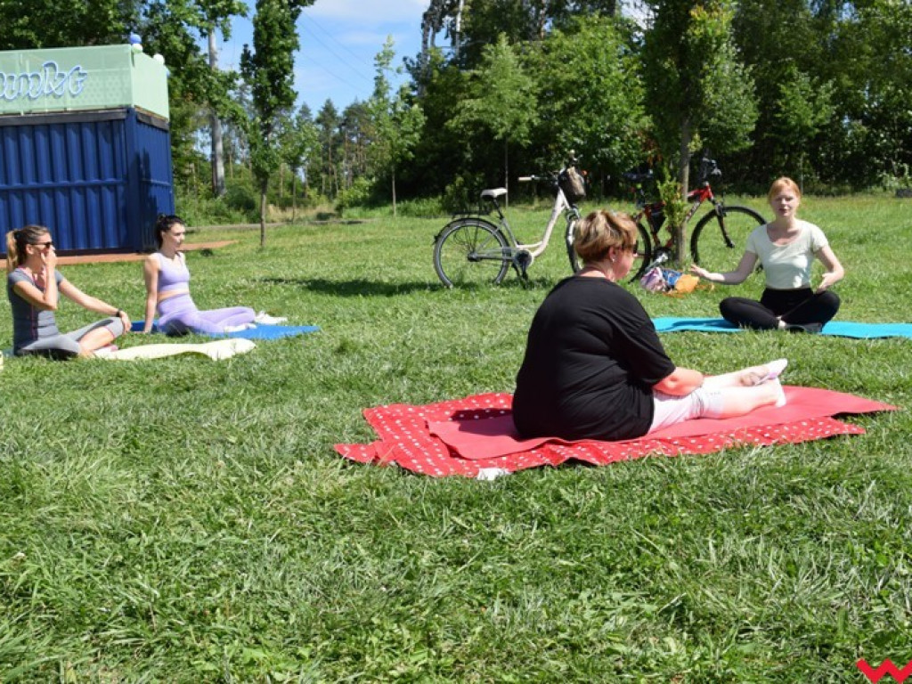 Trickboardy i pilates nad zalewem Lipówka. Udany start projektu wrzesińskich instruktorek