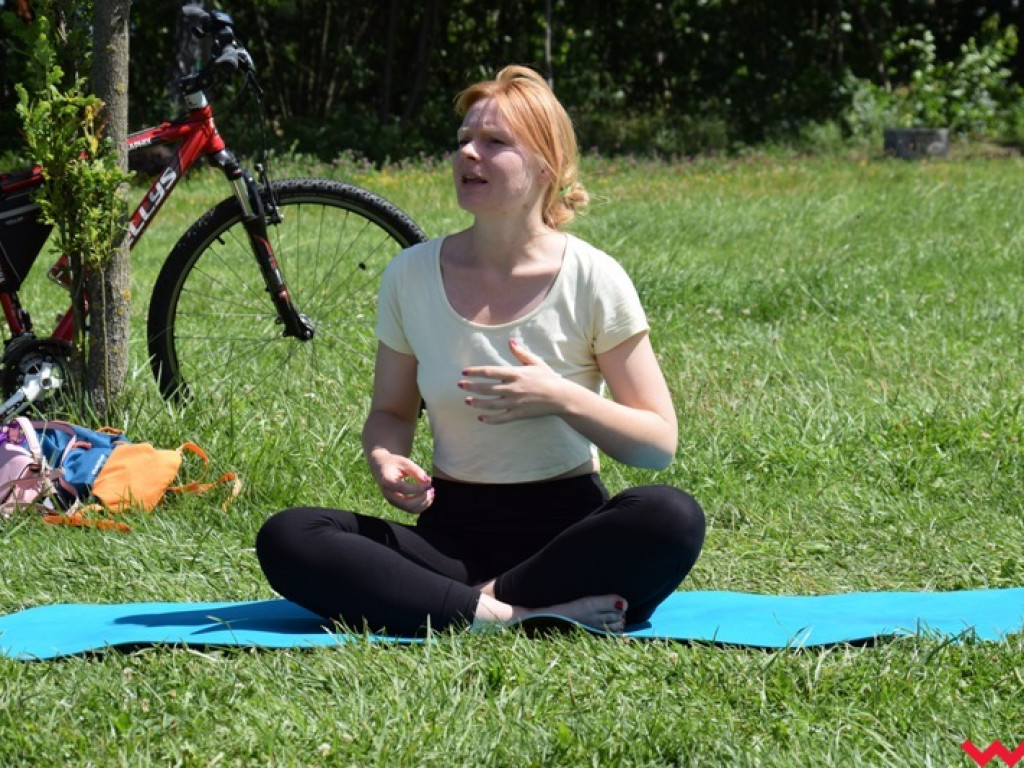 Trickboardy i pilates nad zalewem Lipówka. Udany start projektu wrzesińskich instruktorek