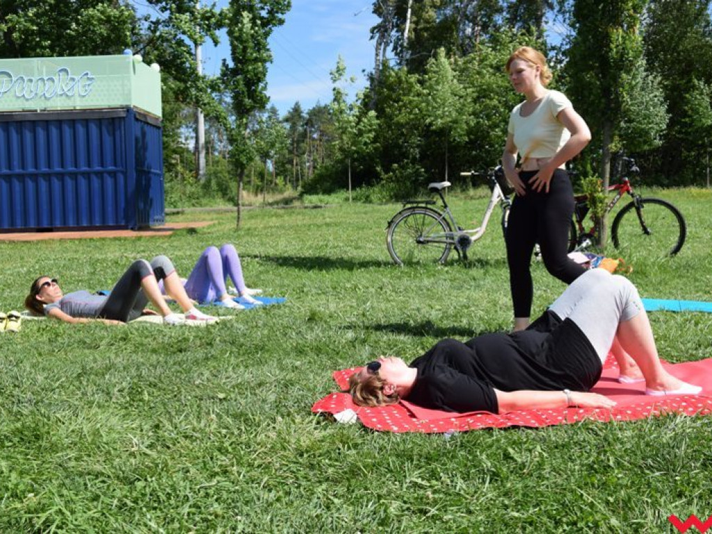 Trickboardy i pilates nad zalewem Lipówka. Udany start projektu wrzesińskich instruktorek