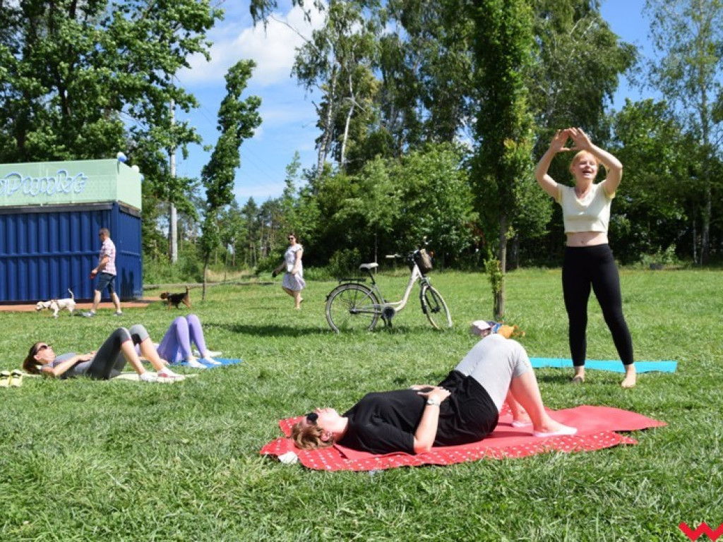 Trickboardy i pilates nad zalewem Lipówka. Udany start projektu wrzesińskich instruktorek