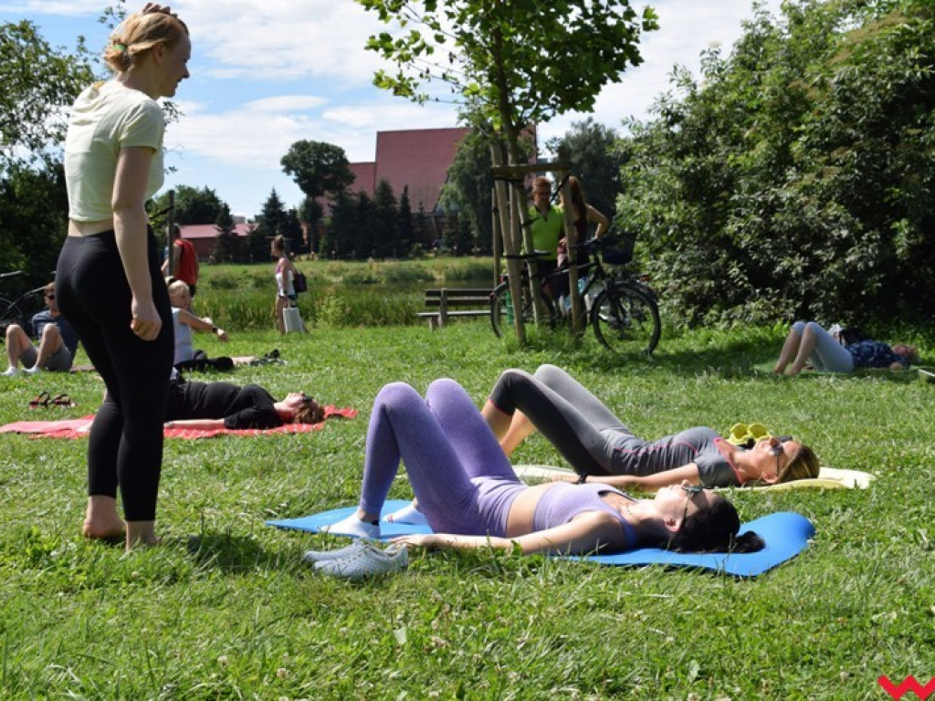 Trickboardy i pilates nad zalewem Lipówka. Udany start projektu wrzesińskich instruktorek