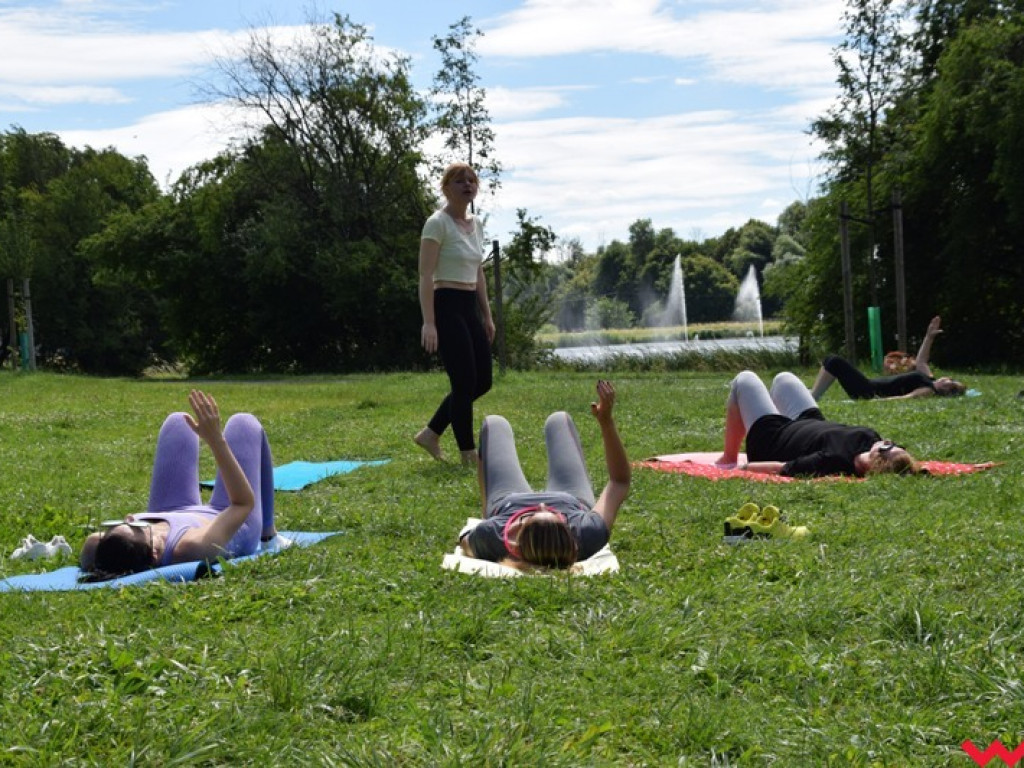 Trickboardy i pilates nad zalewem Lipówka. Udany start projektu wrzesińskich instruktorek