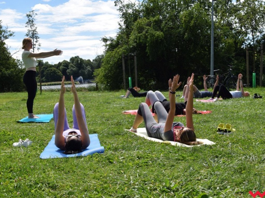 Trickboardy i pilates nad zalewem Lipówka. Udany start projektu wrzesińskich instruktorek