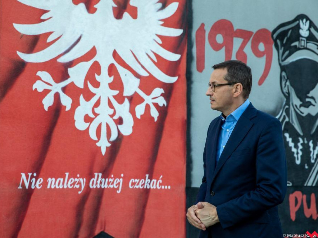 Premier Morawiecki podziwiał patriotyczny mural na przystanku we Wrześni