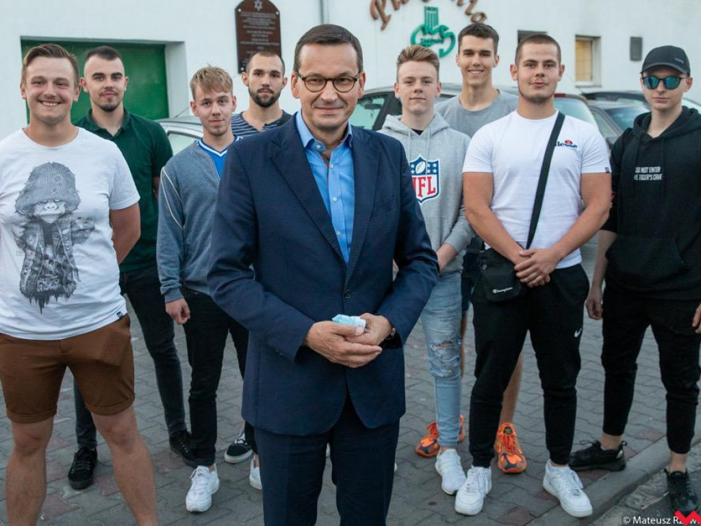 Premier Morawiecki podziwiał patriotyczny mural na przystanku we Wrześni