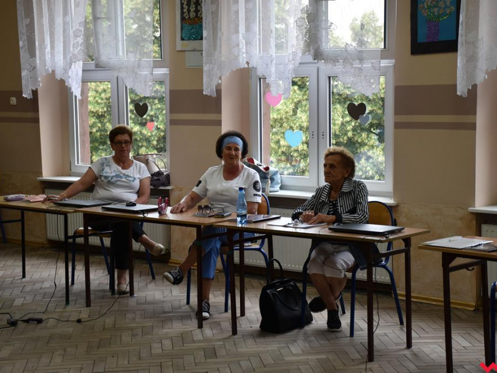 Pyzdrscy seniorzy uczą się obsługi komputerów