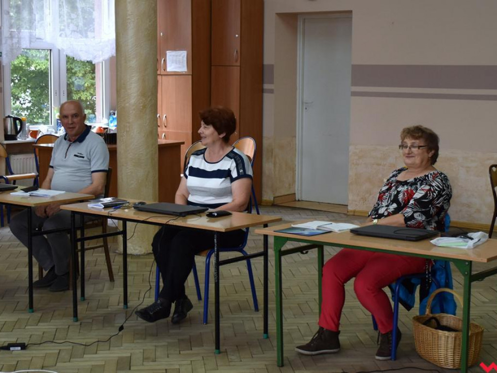 Pyzdrscy seniorzy uczą się obsługi komputerów