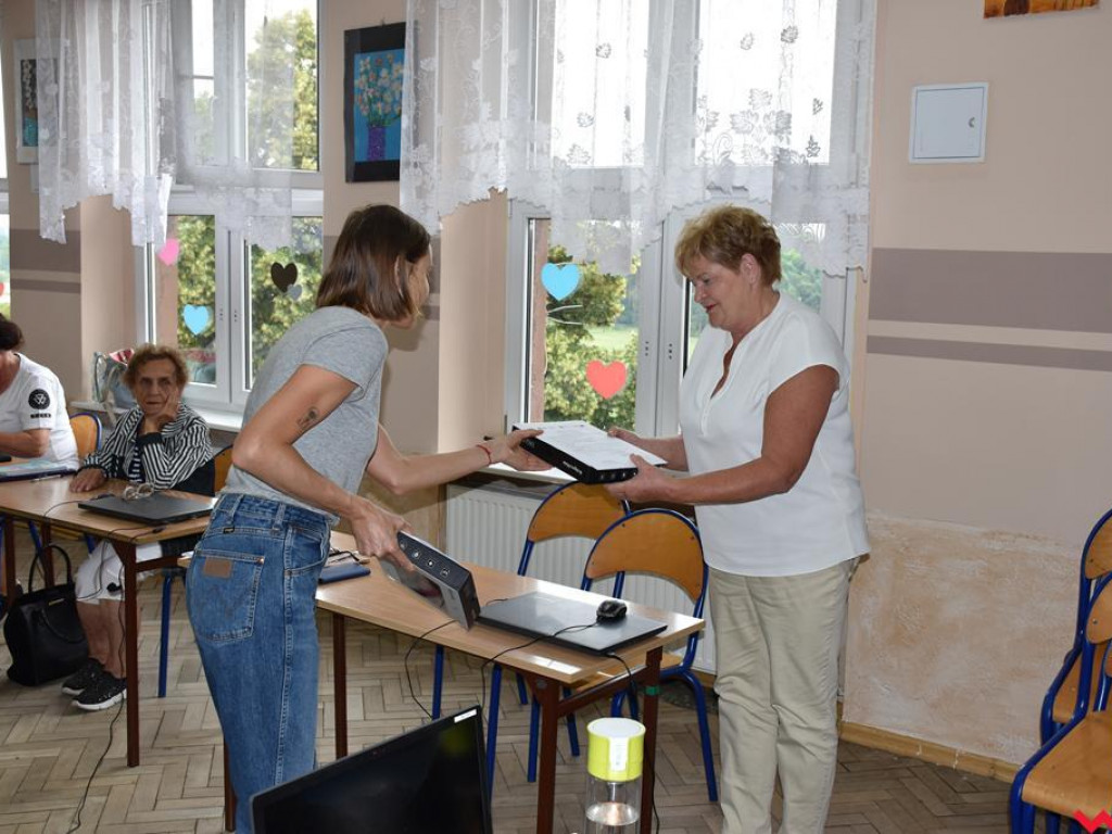 Pyzdrscy seniorzy uczą się obsługi komputerów