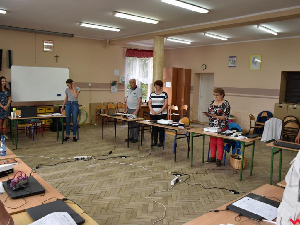 Pyzdrscy seniorzy uczą się obsługi komputerów