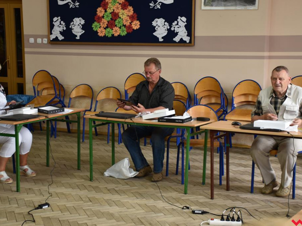 Pyzdrscy seniorzy uczą się obsługi komputerów