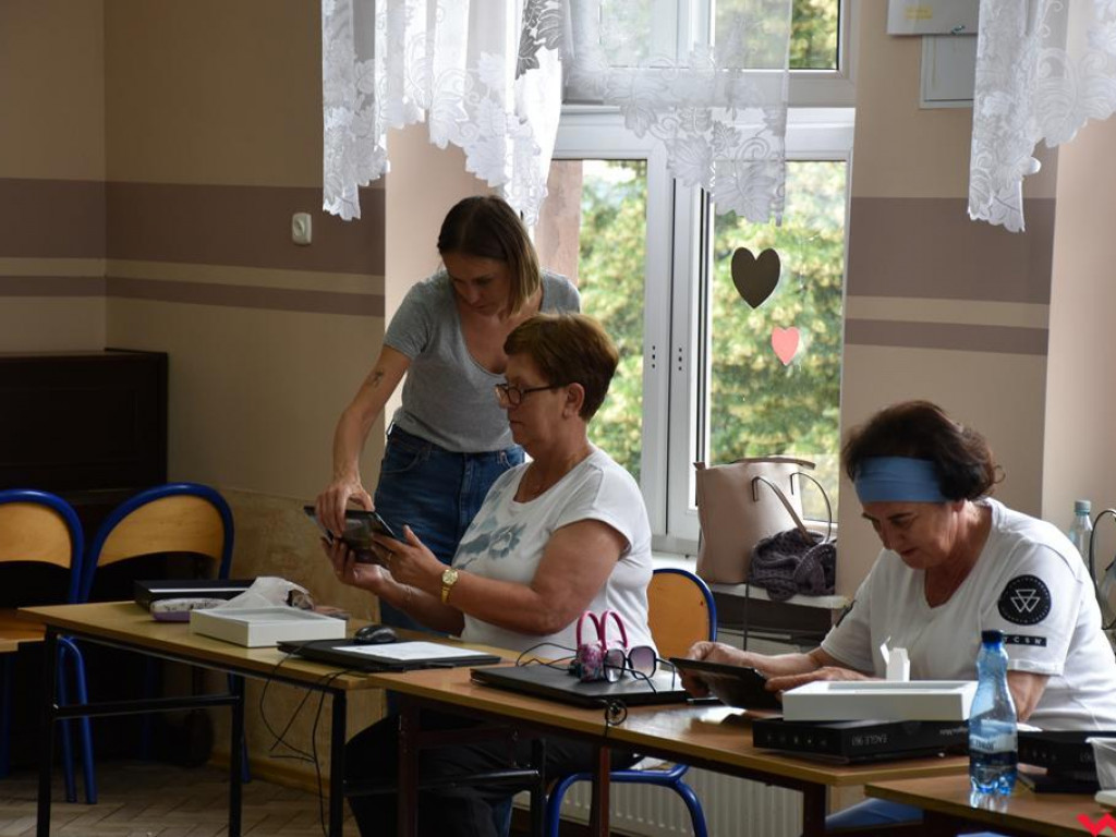Pyzdrscy seniorzy uczą się obsługi komputerów
