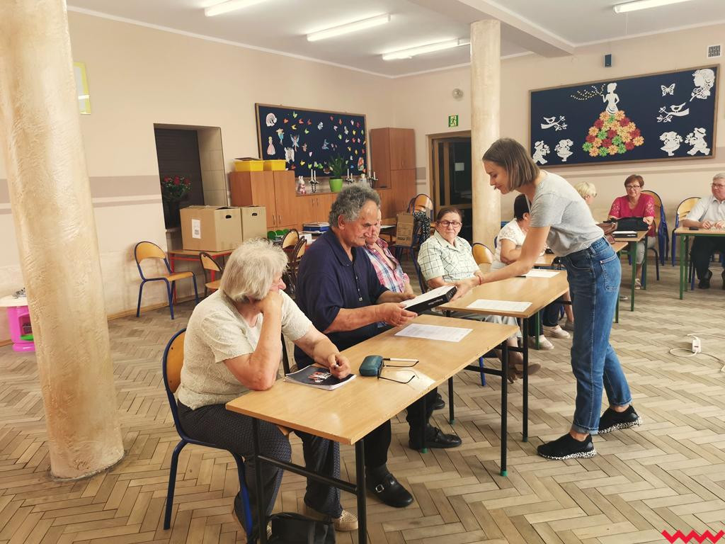 Pyzdrscy seniorzy uczą się obsługi komputerów