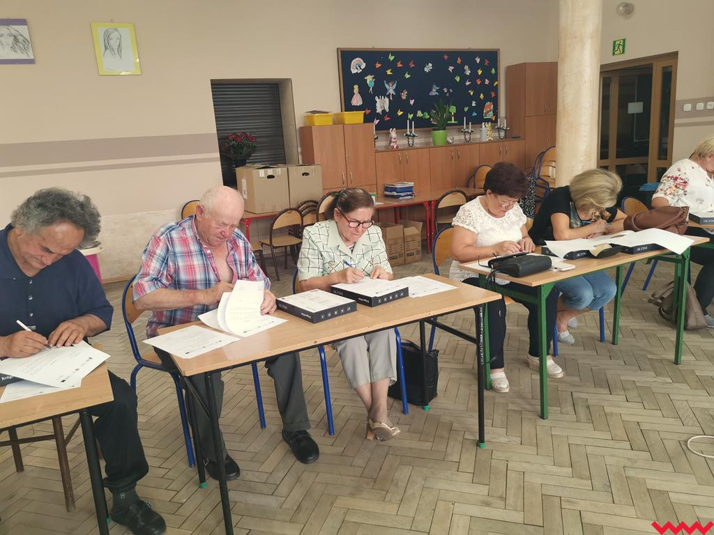 Pyzdrscy seniorzy uczą się obsługi komputerów