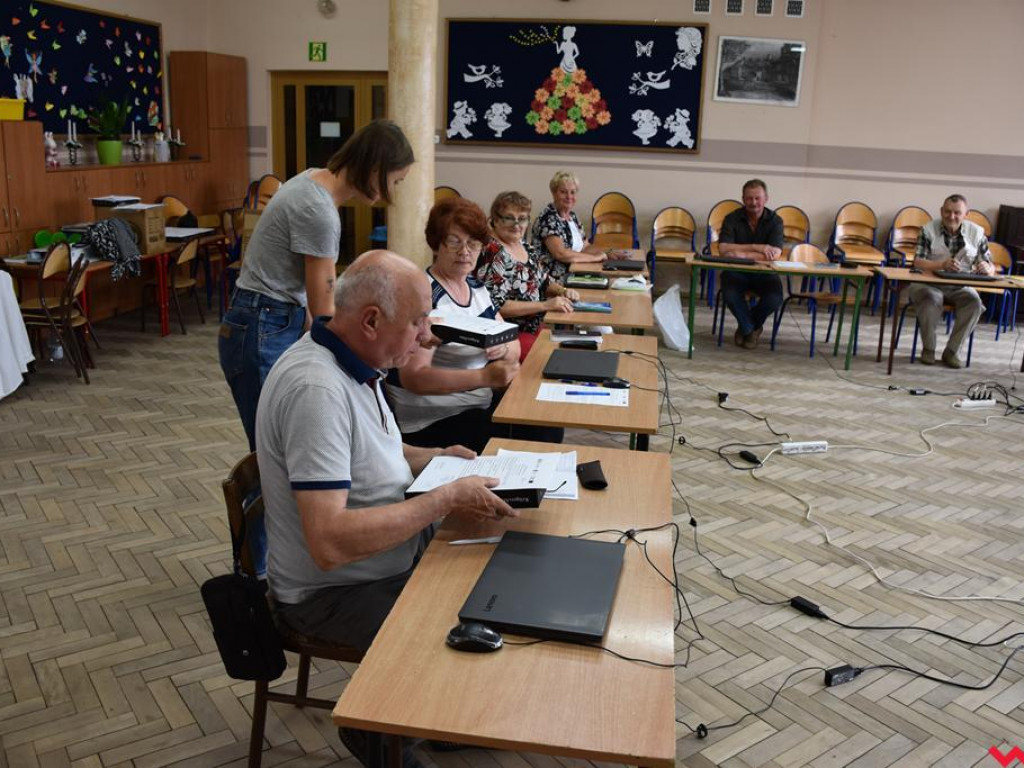 Pyzdrscy seniorzy uczą się obsługi komputerów