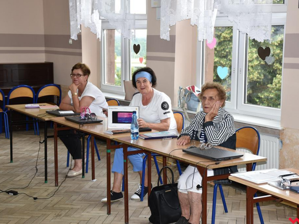 Pyzdrscy seniorzy uczą się obsługi komputerów