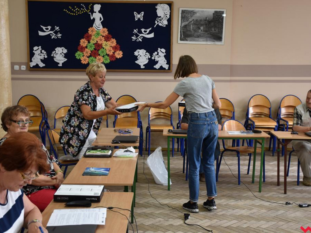 Pyzdrscy seniorzy uczą się obsługi komputerów