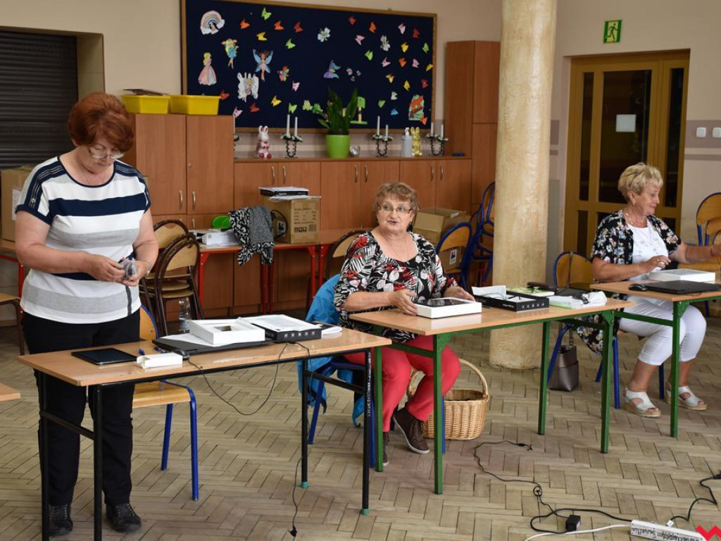 Pyzdrscy seniorzy uczą się obsługi komputerów