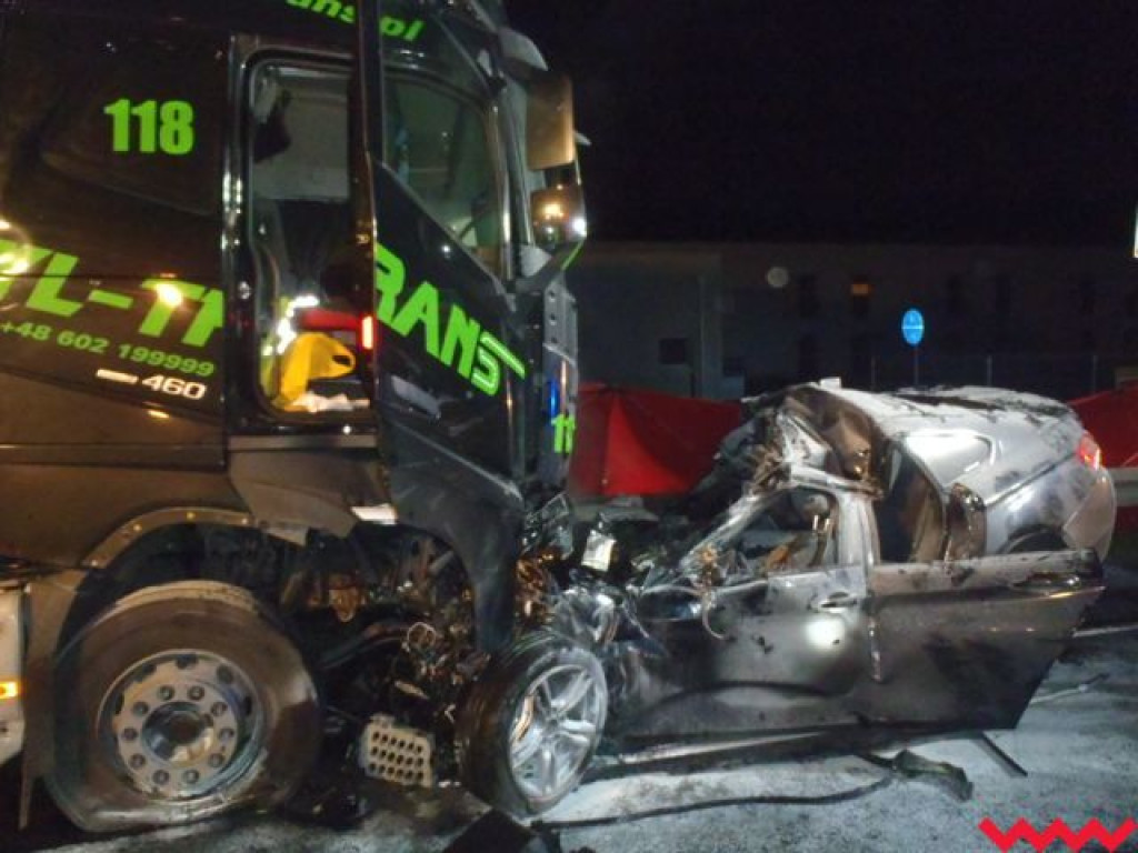  Zderzenie osobówki z ciężarówką. Nie żyje jedna osoba