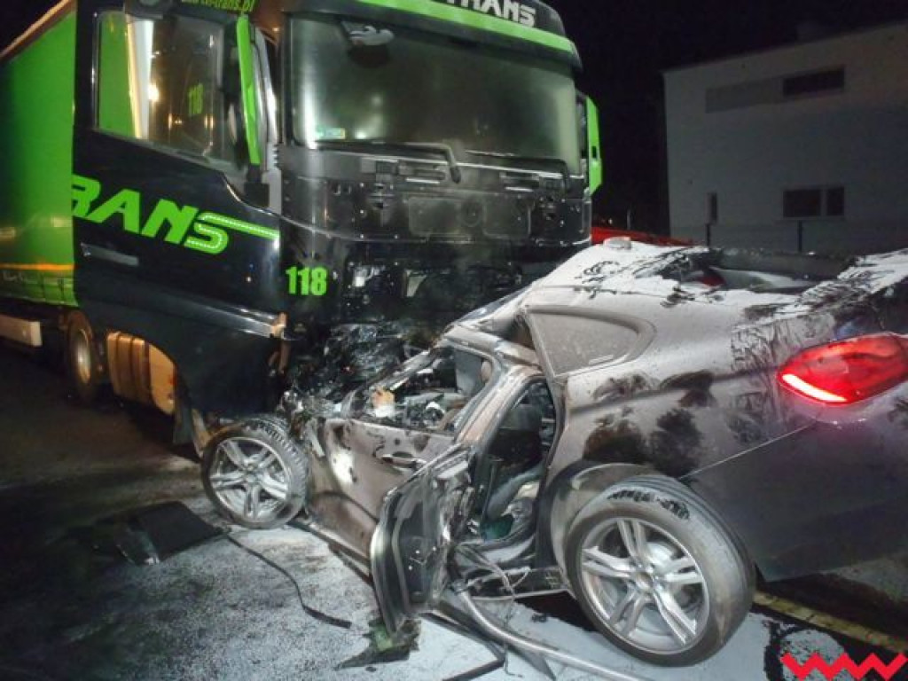  Zderzenie osobówki z ciężarówką. Nie żyje jedna osoba