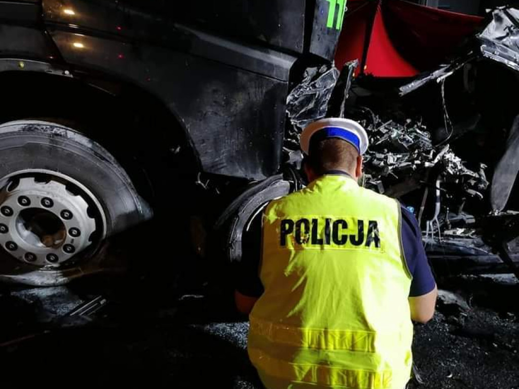  Zderzenie osobówki z ciężarówką. Nie żyje jedna osoba