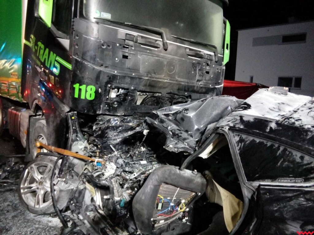  Zderzenie osobówki z ciężarówką. Nie żyje jedna osoba